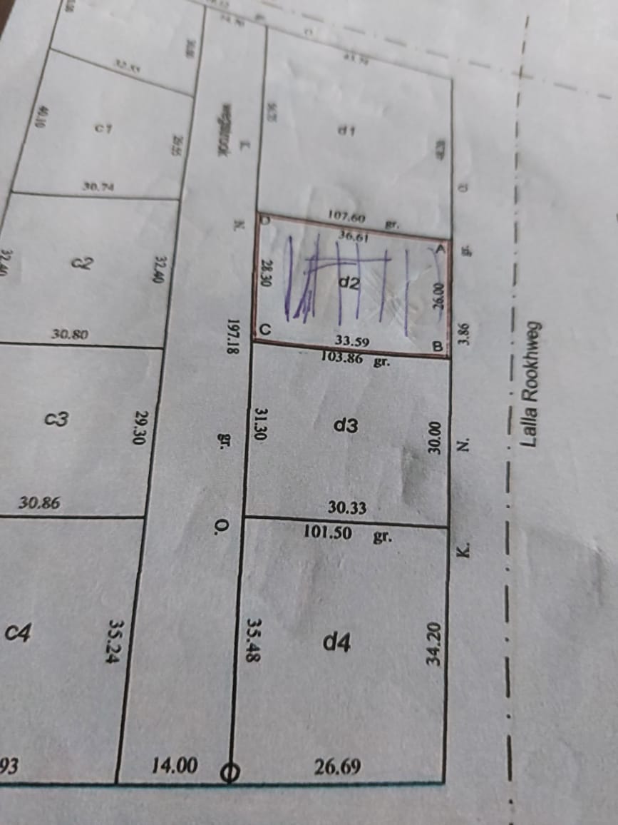 Huis met Perceel van 950 m2, gelegen in het district Paramaribo. Omgeving 2e rijweg